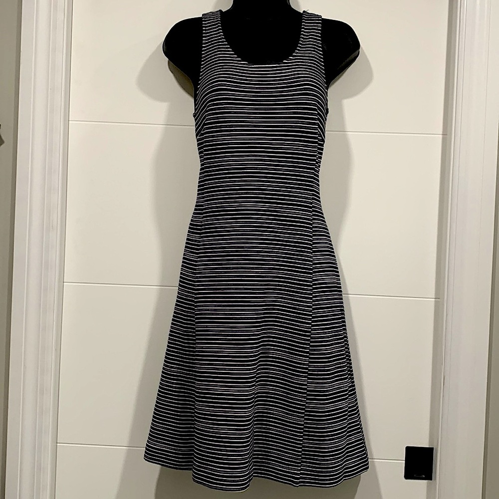 Banana Republic navy and white striped knit dress size 6